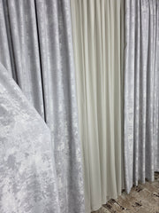 Set Bob – Perdea Simpla Jorjet Gri si Draperie Gri Deschis Tip Vopsea Decorativa – ideal pentru livinguri cu canapele gri si mobilier alb, negru – confectionat pe comanda