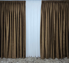 Set Ciocolata – Perdea Simpla Alba Voal Ivoire si Draperie Catifea Maro Ciocolatiu – ideal pentru livinguri cu canapele crem, bej sau cappuccino si mobilier maro sau lemn natur – confectionat pe comanda
