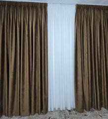 Set Ciocolata – Perdea Simpla Alba Voal Ivoire si Draperie Catifea Maro Ciocolatiu – ideal pentru livinguri cu canapele crem, bej sau cappuccino si mobilier maro sau lemn natur – confectionat pe comanda