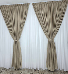 Draperie Catifea Crem Latte Blackout 90% – Draperie eleganta pentru living si dormitor, ideala pentru canapele crem, bej sau cappuccino si mobilier lemn natur sau maro – confectionata pe comanda