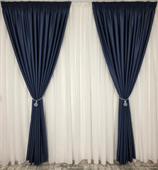 Colectia Blackout Varianta 2029: Perdea Ivoire din Voal Premium si Draperie Bluemarin Tip Stofa Blackout 90%, Material cu Textura Plina si Cadere Grea – Potrivit cu Pat sau Canapea Gri, Alb, Crem ori Bluemarin, Pereti Albi – Confectionat pe Comanda