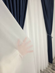 Colectia Blackout Varianta 2029: Perdea Ivoire din Voal Premium si Draperie Bluemarin Tip Stofa Blackout 90%, Material cu Textura Plina si Cadere Grea – Potrivit cu Pat sau Canapea Gri, Alb, Crem ori Bluemarin, Pereti Albi – Confectionat pe Comanda
