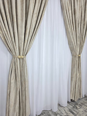 Colectia Venetia – Perdea Alba cu Sidef si Draperie Catifea Crem cu Insertii Aurii – Ideal pentru Livinguri cu Canapele Crem, Bej sau Cappuccino si Mobilier Maro sau Lemn Natur – Confectionat pe Comanda
