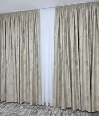 Colectia Venetia – Perdea Alba cu Sidef si Draperie Catifea Crem cu Insertii Aurii – Ideal pentru Livinguri cu Canapele Crem, Bej sau Cappuccino si Mobilier Maro sau Lemn Natur – Confectionat pe Comanda