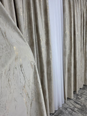 Colectia Venetia – Perdea Alba cu Sidef si Draperie Catifea Crem cu Insertii Aurii – Ideal pentru Livinguri cu Canapele Crem, Bej sau Cappuccino si Mobilier Maro sau Lemn Natur – Confectionat pe Comanda
