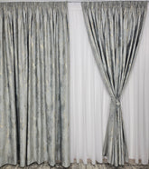 Draperie Milano din Catifea Gri Deschis cu Insertii Aurii – Ideala pentru Livinguri Moderne cu Canapele Gri, Crem sau Bej si Mobilier Alb sau Lemn Natur – Confectionata pe Comanda