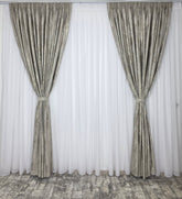 COLECTIA MILANO: perdea alba cu sidef si draperie catifea grej deschis cu insertii aurii