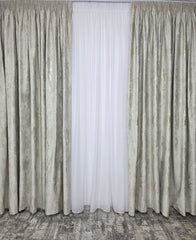 Colectia Venetia – Perdea Alba cu Sidef si Draperie Catifea Bej cu Insertii Aurii – Ideal pentru Livinguri cu Canapele Crem, Bej sau Cappuccino si Mobilier din Lemn Natur sau Alb – Confectionat pe Comanda