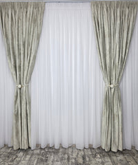 Colectia Venetia – Perdea Alba cu Sidef si Draperie Catifea Bej cu Insertii Aurii – Ideal pentru Livinguri cu Canapele Crem, Bej sau Cappuccino si Mobilier din Lemn Natur sau Alb – Confectionat pe Comanda