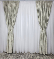 Colectia Venetia – Perdea Alba cu Sidef si Draperie Catifea Bej cu Insertii Aurii – Ideal pentru Livinguri cu Canapele Crem, Bej sau Cappuccino si Mobilier din Lemn Natur sau Alb – Confectionat pe Comanda