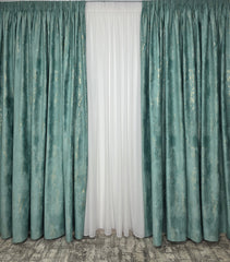 Draperie Milano din Catifea Verde Menta cu Insertii Aurii – Ideala pentru Livinguri cu Canapele Crem, Bej sau Gri Deschis si Mobilier Alb sau Lemn Natur – Confectionata pe Comanda