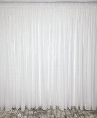 Colectia Venetia – Perdea Alba cu Sidef si Draperie Catifea Bej cu Insertii Aurii – Ideal pentru Livinguri cu Canapele Crem, Bej sau Cappuccino si Mobilier din Lemn Natur sau Alb – Confectionat pe Comanda