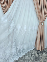 Colectia Lumina varianta pe alb : perdea bamboo cu broderie alba si draperie catifea crem roz