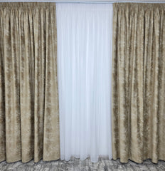 Draperie Santorini din Catifea Crem Auriu Tip Vopsea Pensulata cu Insertii Aurii – Ideala pentru Livinguri Elegante cu Canapele Crem, Mobilier Bej, Cappuccino sau Lemn Natur si Accente Aurii – Confectionata pe Comanda