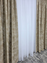 Colectia Santorini – Perdea Alba cu Sclipici si Draperie Catifea Crem Auriu Tip Vopsea Pensulata cu Insertii Aurii – Ideal pentru Livinguri Luminoase cu Canapele Crem, Bej, Cappuccino sau Lemn Natur si Accente Aurii – Confectionat pe Comanda