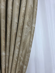 Draperie Santorini din Catifea Crem Auriu Tip Vopsea Pensulata cu Insertii Aurii – Ideala pentru Livinguri Elegante cu Canapele Crem, Mobilier Bej, Cappuccino sau Lemn Natur si Accente Aurii – Confectionata pe Comanda