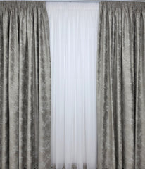 Colectia Santorini – Perdea Alba cu Sclipici si Draperie Catifea Grej Tip Vopsea Pensulata cu Insertii Aurii – Ideal pentru Livinguri cu Canapele Crem, Bej, Cappuccino sau Lemn Natur si Accente Aurii – Confectionat pe Comanda