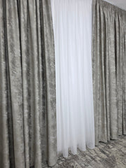 Draperie Santorini din Catifea Grej Tip Vopsea Pensulata cu Insertii Aurii – Ideala pentru Livinguri cu Canapele Crem, Mobilier Cappuccino sau Lemn Natur si Accente Aurii – Confectionata pe Comanda
