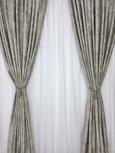 Colectia Santorini: Perdea alba cu sclipici și Draperie Catifea Grej tip vopsea pensulata si insertii aurii