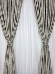 Colectia Santorini – Perdea Alba cu Sclipici si Draperie Catifea Grej Tip Vopsea Pensulata cu Insertii Aurii – Ideal pentru Livinguri cu Canapele Crem, Bej, Cappuccino sau Lemn Natur si Accente Aurii – Confectionat pe Comanda