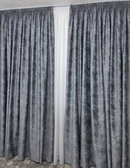Draperie Santorini din Catifea Gri Inchis Tip Vopsea Pensulata cu Insertii Aurii – Ideala pentru Livinguri Moderne cu Canapele Crem, Mobilier Gri sau Lemn Natur si Accente Aurii – Confectionata pe Comanda