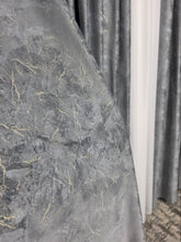 Draperie Santorini din Catifea Gri Inchis Tip Vopsea Pensulata cu Insertii Aurii – Ideala pentru Livinguri Moderne cu Canapele Crem, Mobilier Gri sau Lemn Natur si Accente Aurii – Confectionata pe Comanda