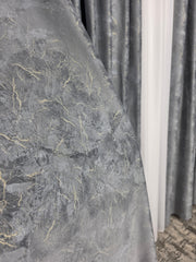 Draperie Santorini din Catifea Gri Inchis Tip Vopsea Pensulata cu Insertii Aurii – Ideala pentru Livinguri Moderne cu Canapele Crem, Mobilier Gri sau Lemn Natur si Accente Aurii – Confectionata pe Comanda
