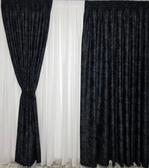Draperie Santorini din Catifea Neagra Tip Vopsea Pensulata cu Insertii Aurii – Ideala pentru Livinguri Moderne cu Canapele Crem, Mobilier Negru sau Lemn Inchis si Accente Aurii – Confectionata pe Comanda