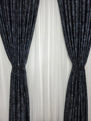 Draperie Santorini din Catifea Neagra Tip Vopsea Pensulata cu Insertii Aurii – Ideala pentru Livinguri Moderne cu Canapele Crem, Mobilier Negru sau Lemn Inchis si Accente Aurii – Confectionata pe Comanda
