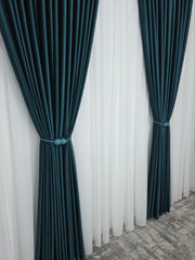 Colectia Amsterdam Varianta Verde Turcoaz – Perdea Voal Premium si Draperie Catifea Verde Turcoaz Tip Velura – Ideal pentru Livinguri Moderne cu Canapele Crem, Mobilier Alb sau Lemn Natur si Accente Turcoaz – Confectionat pe Comanda