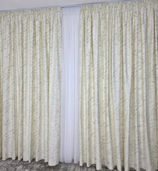 Draperie Dubai Catifea Crem Deschis cu Insertii Aurii – Ideala pentru Livinguri Luminoase cu Canapele Crem, Mobilier Bej sau Lemn Natur si Accente Aurii – Confectionata pe Comanda