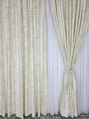 Ideala pentru living si dormitor cu pereti albi, canapea sau pat crem, bej ori ivoire, mobilier crem sau maro - Draperie Mikonos din Catifea Ivoire cu Insertii Aurii - confectionata pe comanda