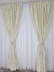 Draperie Dubai Catifea Crem Deschis cu Insertii Aurii – Ideala pentru Livinguri Luminoase cu Canapele Crem, Mobilier Bej sau Lemn Natur si Accente Aurii – Confectionata pe Comanda