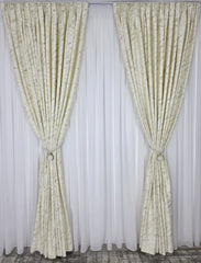 Draperie Dubai Catifea Crem Deschis cu Insertii Aurii – Ideala pentru Livinguri Luminoase cu Canapele Crem, Mobilier Bej sau Lemn Natur si Accente Aurii – Confectionata pe Comanda