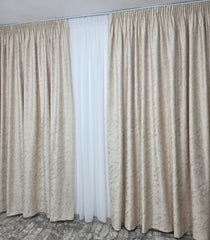 Colectia Dubai Varianta Crem – Perdea Voal Premium si Draperie Catifea Crem cu Insertii Aurii – Ideal pentru Livinguri Luminoase cu Canapele Crem, Mobilier Bej sau Lemn Natur si Accente Aurii – Confectionat pe Comanda