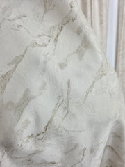 Draperie Dubai Catifea Crem cu Insertii Aurii – Ideala pentru Livinguri Luminoase cu Canapele Crem, Mobilier Bej sau Lemn Natur si Accente Aurii – Confectionata pe Comanda