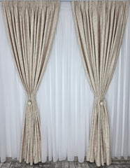 Colectia Dubai Varianta Crem – Perdea Voal Premium si Draperie Catifea Crem cu Insertii Aurii – Ideal pentru Livinguri Luminoase cu Canapele Crem, Mobilier Bej sau Lemn Natur si Accente Aurii – Confectionat pe Comanda