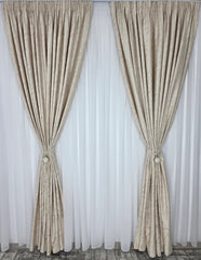 Draperie Dubai Catifea Crem cu Insertii Aurii – Ideala pentru Livinguri Luminoase cu Canapele Crem, Mobilier Bej sau Lemn Natur si Accente Aurii – Confectionata pe Comanda