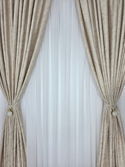 Colectia Dubai Varianta Crem – Perdea Voal Premium si Draperie Catifea Crem cu Insertii Aurii – Ideal pentru Livinguri Luminoase cu Canapele Crem, Mobilier Bej sau Lemn Natur si Accente Aurii – Confectionat pe Comanda
