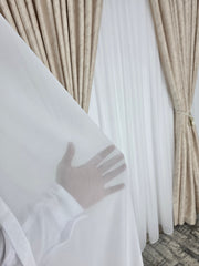 Colectia Dubai Varianta Crem – Perdea Voal Premium si Draperie Catifea Crem cu Insertii Aurii – Ideal pentru Livinguri Luminoase cu Canapele Crem, Mobilier Bej sau Lemn Natur si Accente Aurii – Confectionat pe Comanda