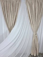 Colectia Dubai Varianta Crem – Perdea Voal Premium si Draperie Catifea Crem cu Insertii Aurii – Ideal pentru Livinguri Luminoase cu Canapele Crem, Mobilier Bej sau Lemn Natur si Accente Aurii – Confectionat pe Comanda