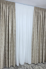 Colectia Dubai Varianta Capucino Deschis – Perdea Voal Premium si Draperie Catifea Capucino Deschis cu Insertii Aurii – Ideal pentru Livinguri Luminoase cu Canapele Crem, Mobilier Bej sau Lemn Natur si Accente Aurii – Confectionat pe Comanda