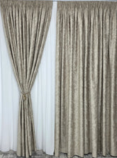 Draperie Mikonos Catifea Capucino Deschis cu Insertii Aurii – Ideala pentru Livinguri Luminoase cu Canapele Crem, Mobilier Bej sau Lemn Natur si Accente Aurii – Confectionata pe Comanda