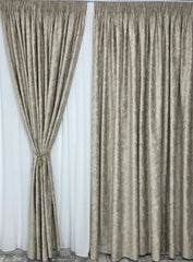 Draperie Dubai Catifea Capucino Deschis cu Insertii Aurii – Ideala pentru Livinguri Luminoase cu Canapele Crem, Mobilier Bej sau Lemn Natur si Accente Aurii – Confectionata pe Comanda