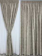 Colectia Dubai Varianta Capucino Deschis – Perdea Voal Premium si Draperie Catifea Capucino Deschis cu Insertii Aurii – Ideal pentru Livinguri Luminoase cu Canapele Crem, Mobilier Bej sau Lemn Natur si Accente Aurii – Confectionat pe Comanda