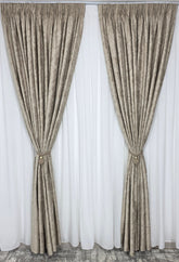 Colectia Dubai varianta capucino deschis: perdea voal premium si catifea cu insertii aurii