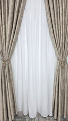 Colectia Dubai Varianta Capucino Deschis – Perdea Voal Premium si Draperie Catifea Capucino Deschis cu Insertii Aurii – Ideal pentru Livinguri Luminoase cu Canapele Crem, Mobilier Bej sau Lemn Natur si Accente Aurii – Confectionat pe Comanda
