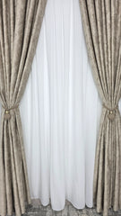 Draperie Dubai Catifea Capucino Deschis cu Insertii Aurii – Ideala pentru Livinguri Luminoase cu Canapele Crem, Mobilier Bej sau Lemn Natur si Accente Aurii – Confectionata pe Comanda
