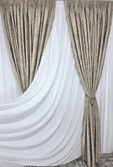 Colectia Dubai Varianta Capucino Deschis – Perdea Voal Premium si Draperie Catifea Capucino Deschis cu Insertii Aurii – Ideal pentru Livinguri Luminoase cu Canapele Crem, Mobilier Bej sau Lemn Natur si Accente Aurii – Confectionat pe Comanda