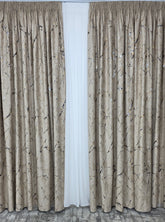 Colectia Amazon Varianta Capucino: Perdea Nesifonabila Matase Alb Imaculat și Draperie Catifea Cu Insertii Aurii